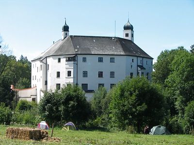 Schloss Amerang von Patrick Huebgen (Eigenes Werk) [Public domain], via Wikimedia Commons
